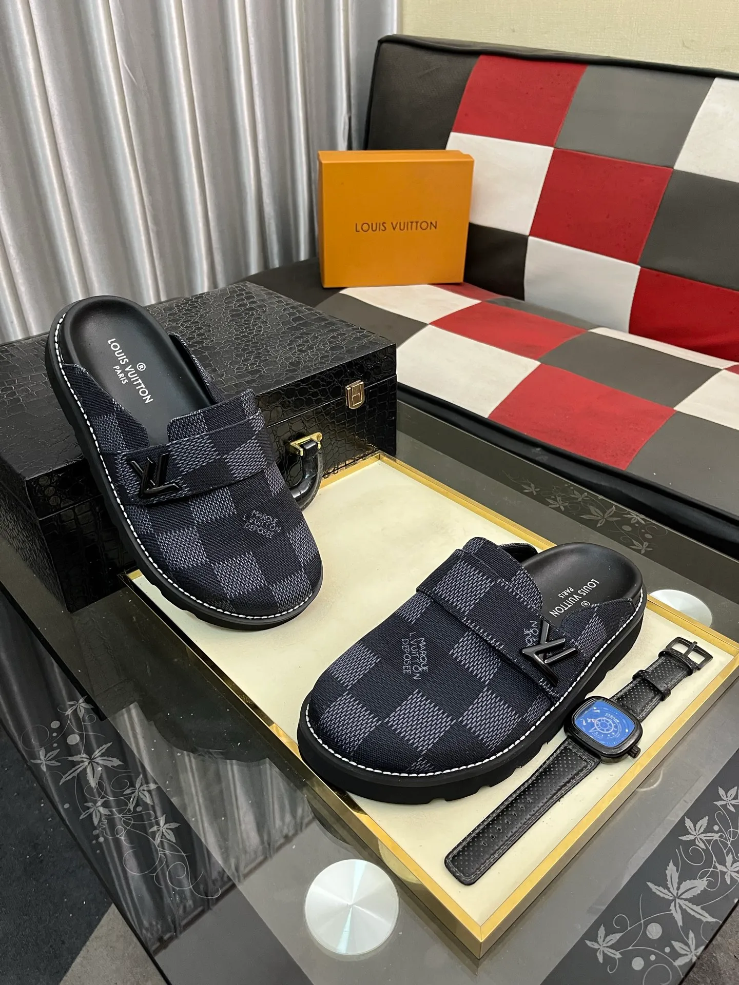 Men's men's shoes 💰420⌚️⌚️lv new Baotou half-slippers winterbreak comfert flat slippers lv letter and monogram floral embellished leather pattern, with sheepskin lining, suitable for indoor and outdoor wear. The water table is made of high-density foam material, which is light and comfortable. The sole has a certain thickness and the anti-aging effect is also good! Premium size: 38-444️⃣Colors available
